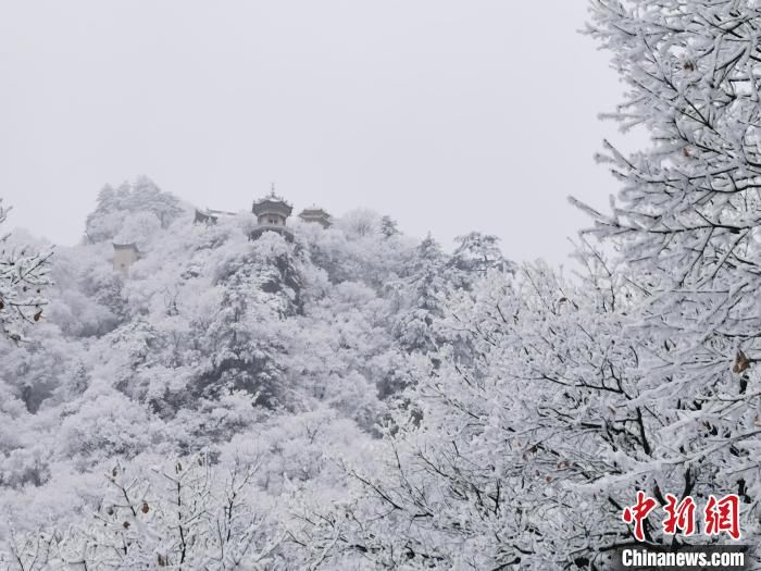 山水画|冬雪后的“道源圣地”崆峒山成水墨山水画