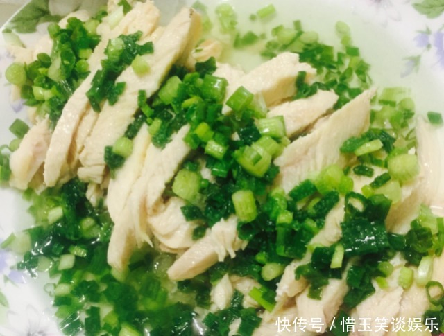  传统|葱油鸡是传统的粤菜之一，吃起来嫩滑爽口，做成手撕鸡更美味