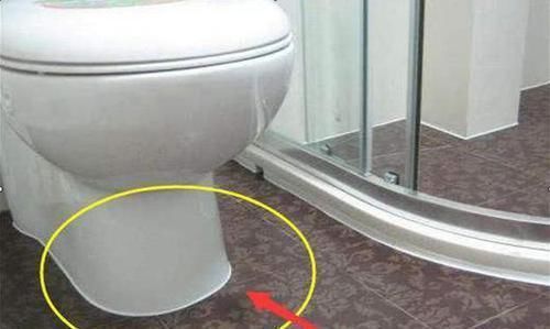 玻璃胶发黑怎么洗也洗不掉，保洁阿姨教我这招解决，太聪明了