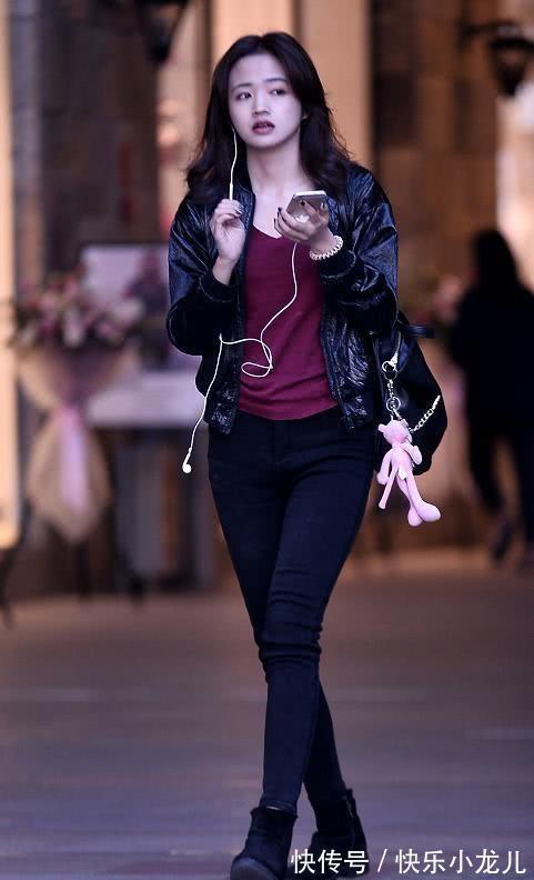 透气性 修身的黑色上衣,穿着很舒适不紧绷,重要也有不错的透气性