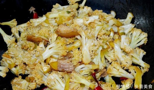 翻炒至|花菜这样做最好吃,香辣又开胃,菜比肉还好吃,隔壁邻居都馋哭了