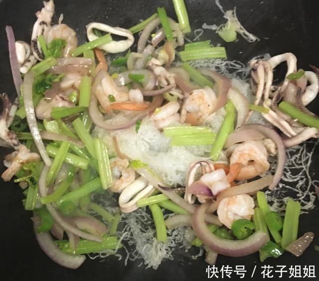 黑椒海鲜粉丝煲,香味扑鼻,好吃又下饭