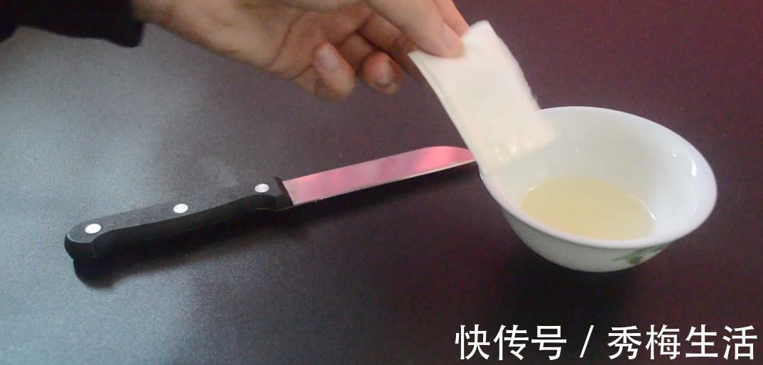 瓶盖粘在一次性筷子上, 解决了很多家庭困扰的烦恼, 看完赶紧试试