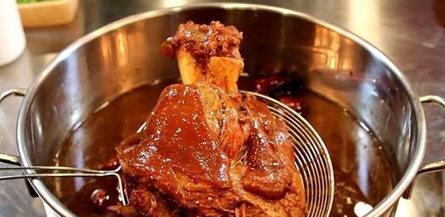 酱肉|大厨教你做酱肘子、酱猪蹄，软糯香嫩、酱香浓郁，“配方”要收藏