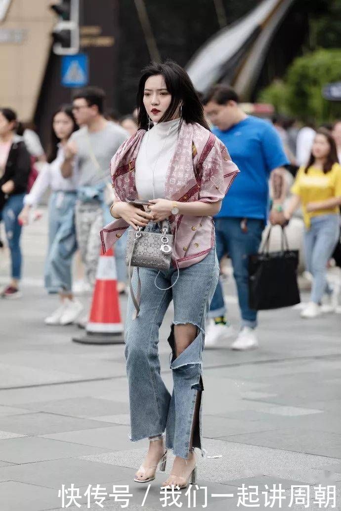 小姐姐|街拍美女脚上一双气质的高跟凉鞋,整体的搭配优雅又气质