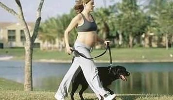 脐带绕颈|最容易引起胎儿“脐带绕颈”的,是这4件事,孕妈最好一件都别做