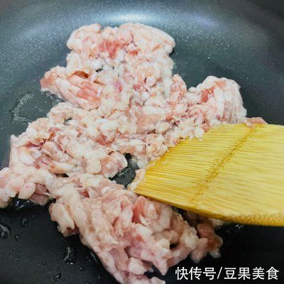 学会香脆薄的榨菜肉饼，把餐厅味道搬回家