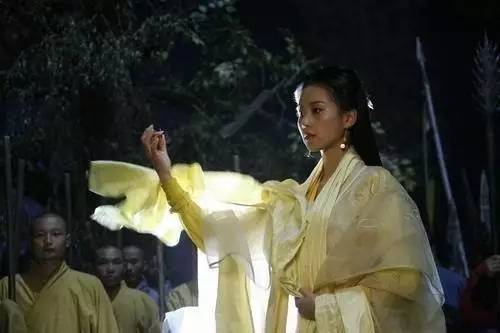 黄衫女@倚天中背景最强的高手,外公是郭靖,父亲是杨过,黄衫女管他叫叔