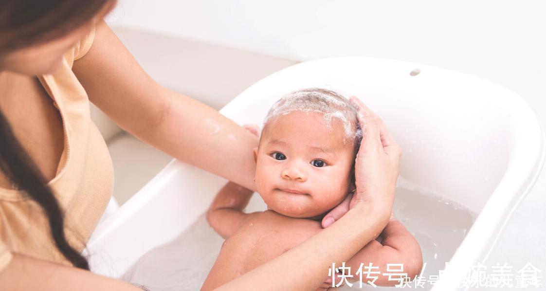 儿科医生|刚出生的宝宝天天洗澡?别掉到“坑”里去了,这样洗才健康