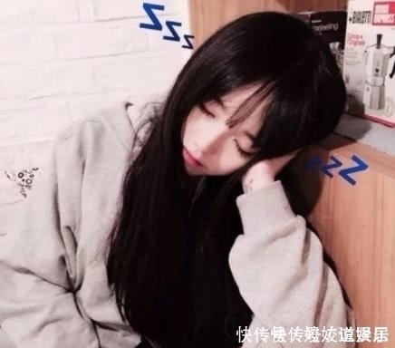 女生睡觉头发“散还是绑”学生党90%都搞错,活该脱发严重