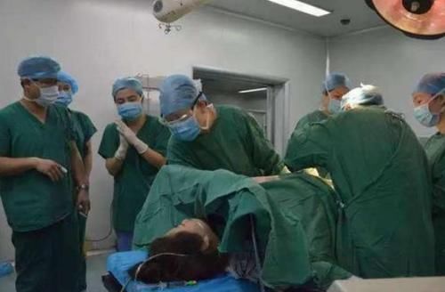 产房|宝妈凌晨生二胎,5岁女儿独自在产房外守候,护士询问后潸然泪下