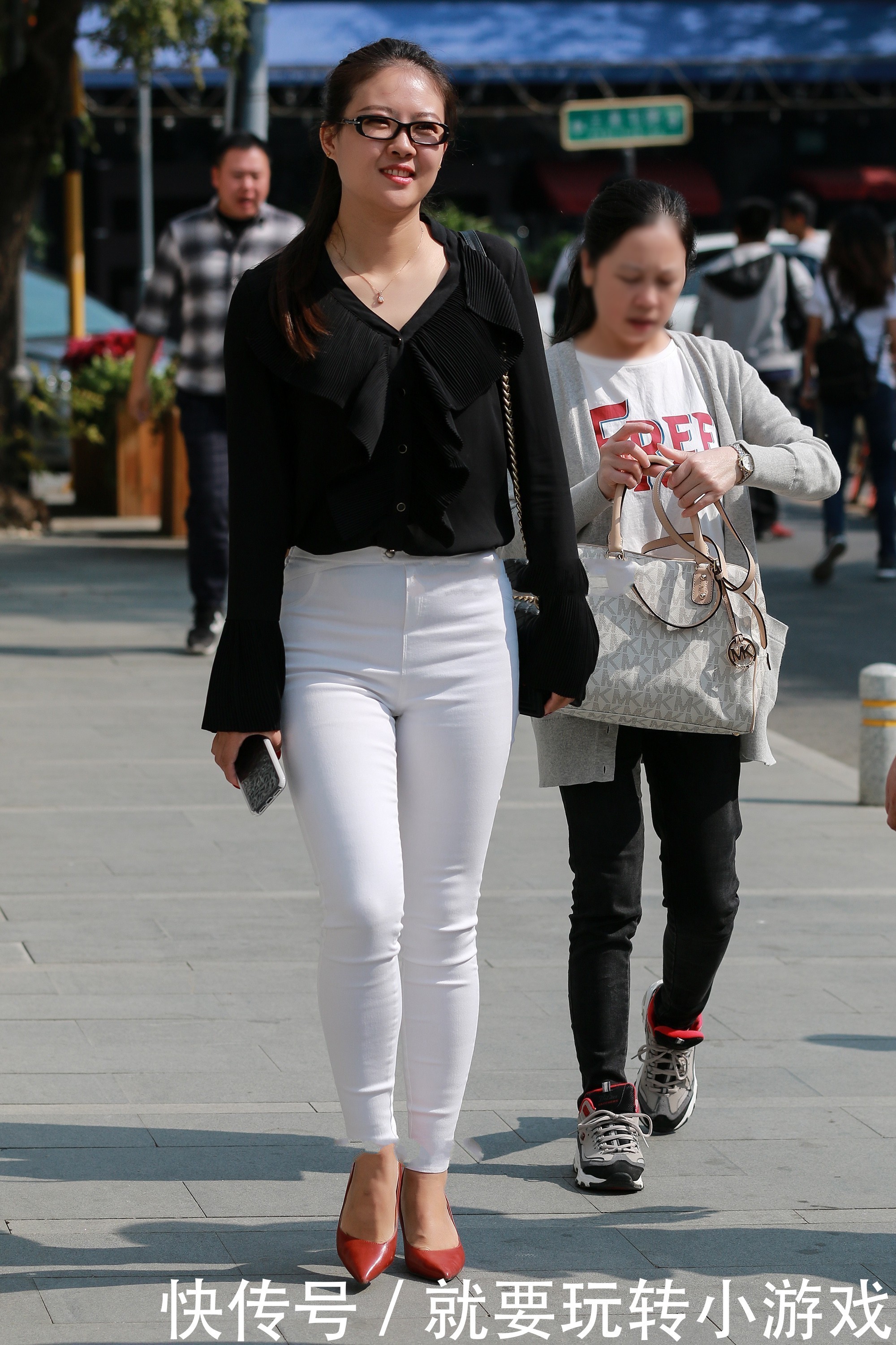 搭配|黑白的简单搭配,上下的颜色反差,干净又大方