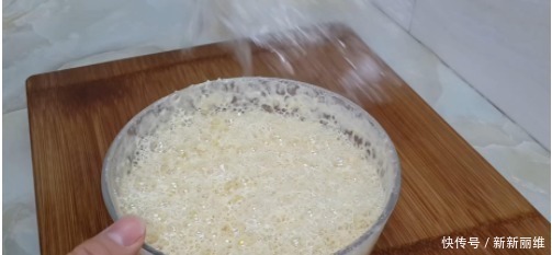 面粉新吃法,手不沾面,比油条做法简单,比馅饼好吃,越吃越想吃