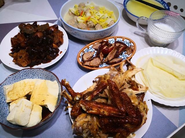 晒老两口丰盛早餐，满满一桌真解馋，网友：勤俭节约不浪费，点赞