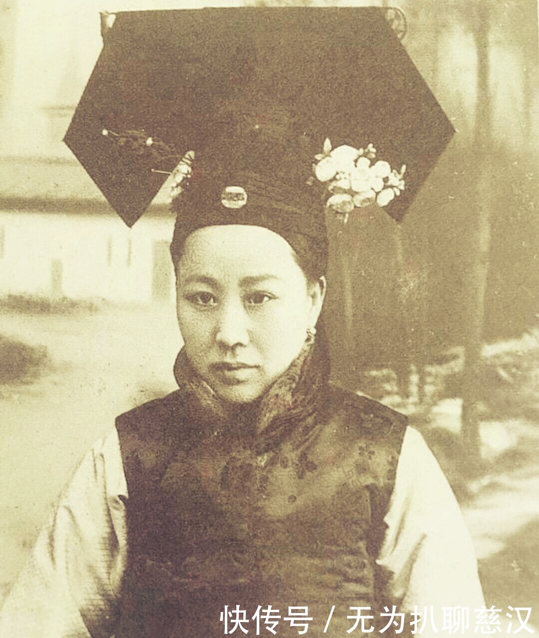 清末|清末历史老照片,李莲英在亭子里喝大茶,12岁的溥仪重坐金銮殿