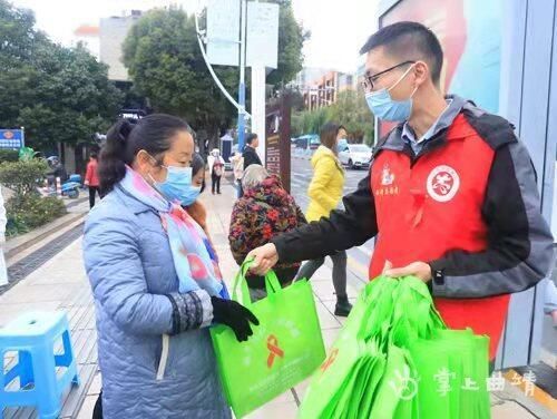 测量血压|曲靖市二院开展2021年“世界艾滋病日”宣传义诊活动