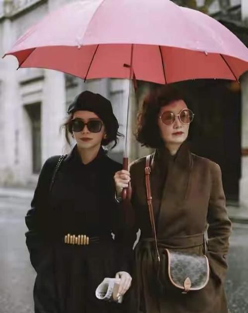 ?中年女性如何把“大衣”穿洋气？学三木妈这样穿，年轻显高级