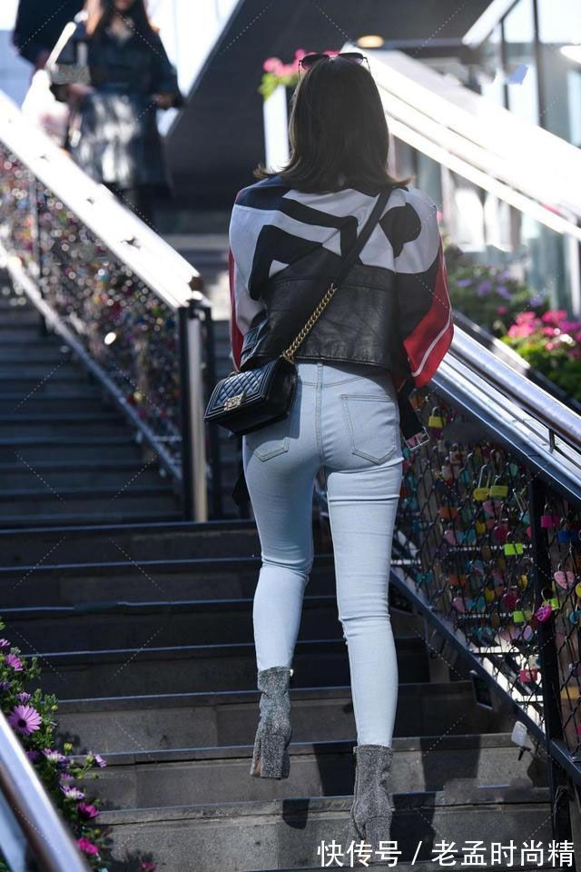 皮衣 黑色机车夹克外套,搭配浅蓝色紧身牛仔裤,简单时髦更显气质