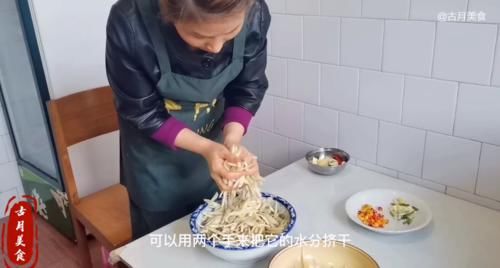  炒茄丝看似简单，原来也有小技巧，香嫩入味不油腻，古月的最爱