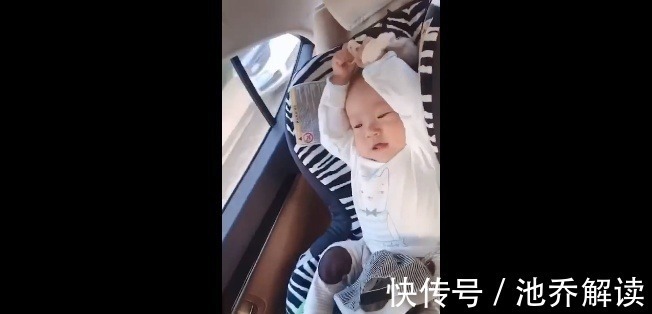 孩子|宝宝想脱袜子,费了九牛二虎之力终于成功了,心疼袜子一秒