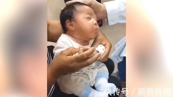 父母|萌娃非常享受别人摸头, 一副很享受的样子, 让人忍不住笑出声