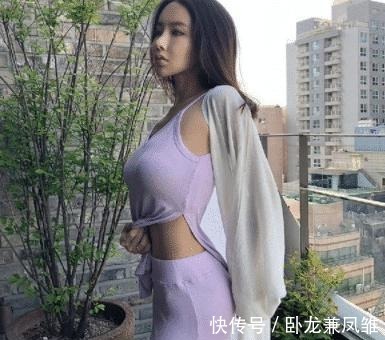 套装|街拍小姐姐穿阔腿裤套装,你觉得灰色好看还是紫色!