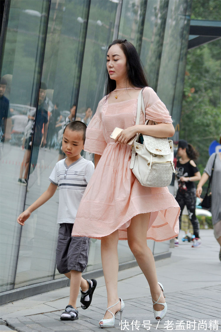 旗袍 街拍:如果不是带着小孩,搭配粉色连衣裙的姐姐原来是时尚辣妈