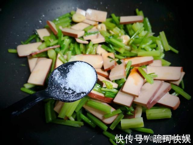 芹菜|芹菜和这菜是“黄金搭档”，营养和口感比豆腐干还好，孩子特爱吃