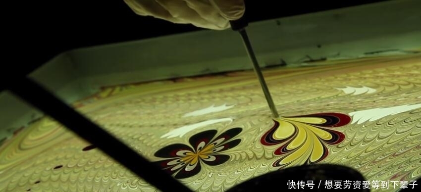 水中|在水中滴入六滴颜料,随意勾勒了几下,盖上白纸成为无价的艺术