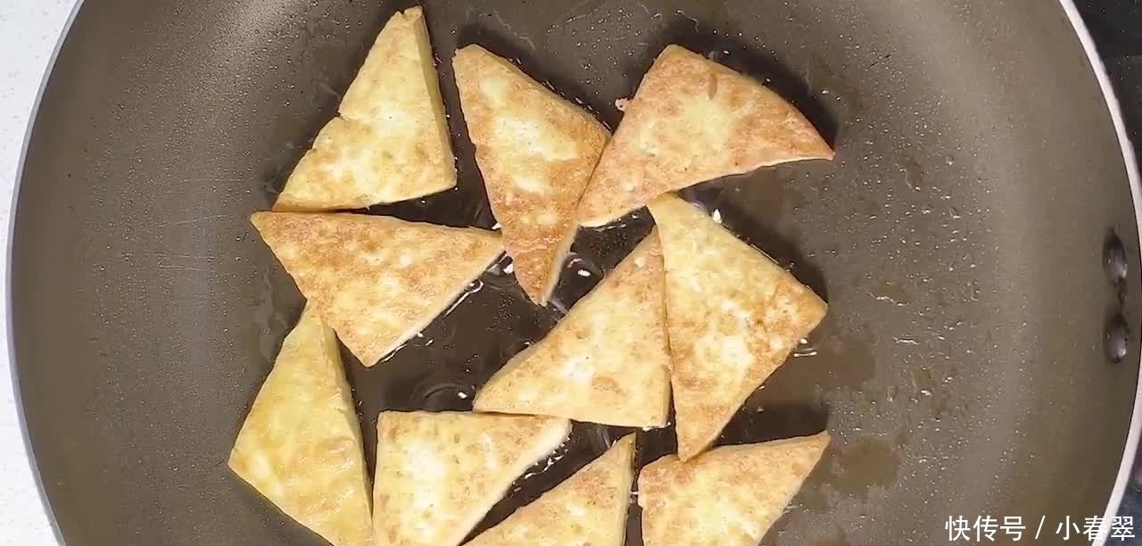 韭菜烧豆腐,媳妇的拿手家常菜,清香味美百吃不厌,春节过后吃!