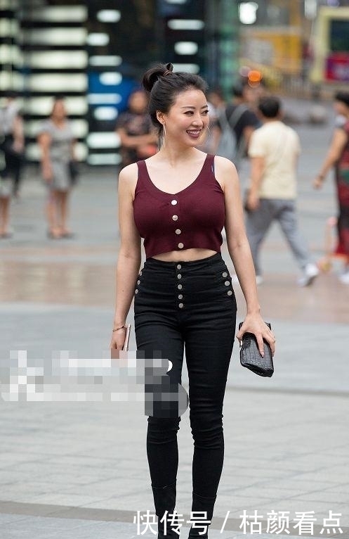 突显|路人街拍,小姐姐身材让人羡慕,酒红色的针织背心最能突显身材