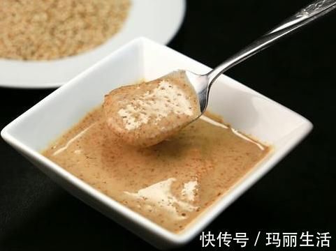 芝麻酱调稀，应该用水还是用油？教你2种做法，丝滑又香浓