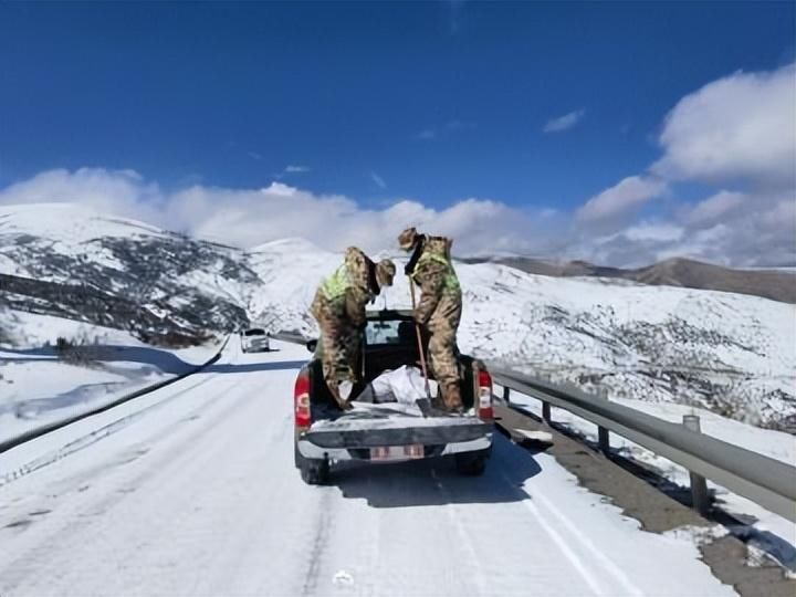 辛苦了！武警官兵破冰除雪保障道路畅通