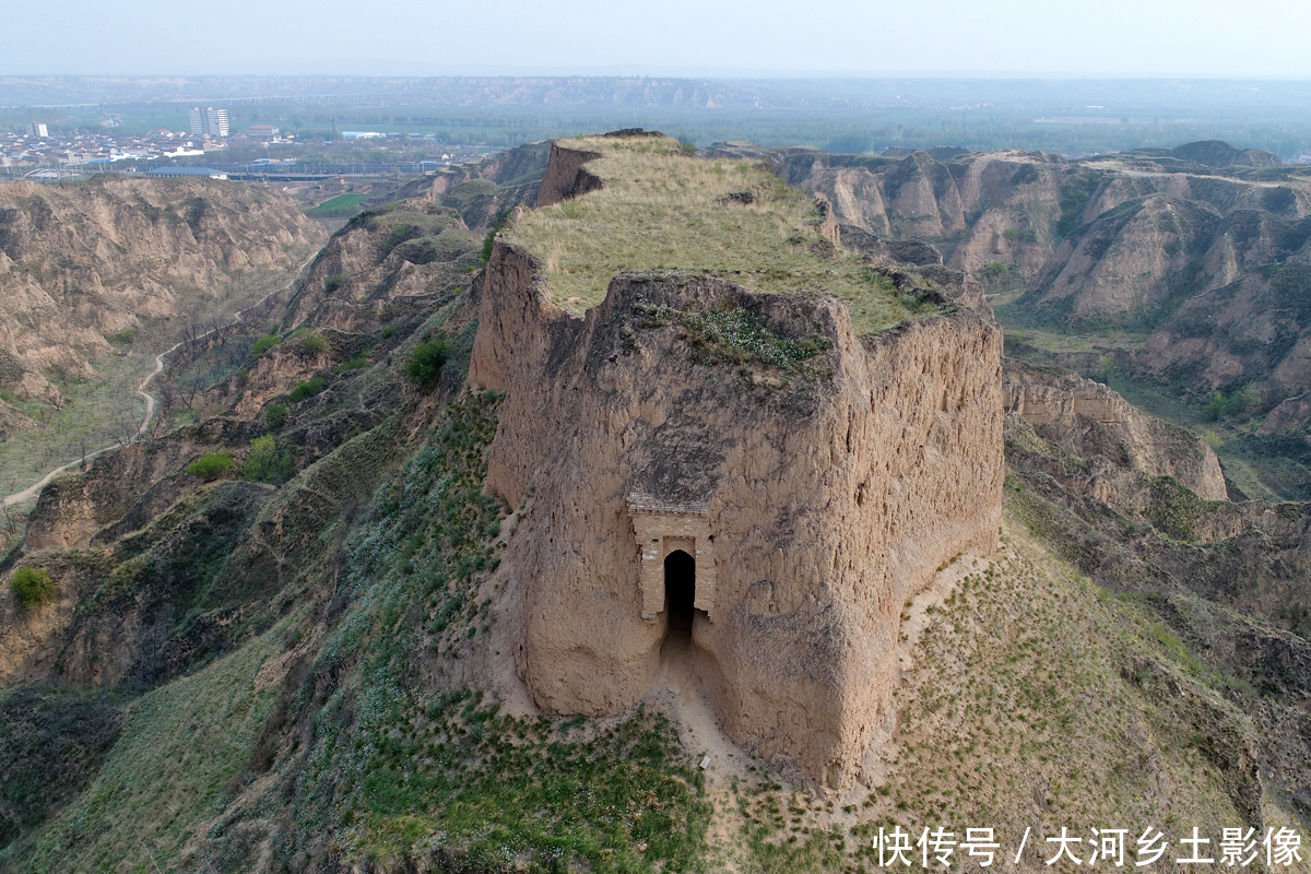 黄土高坡百米绝壁藏神秘古堡，无人知道原委，80岁大娘揭开秘密