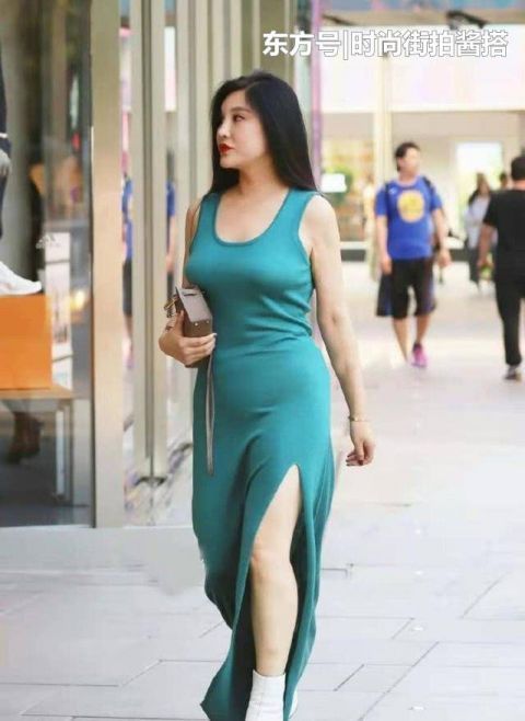 30岁+女人这样穿很抢眼蓝绿色连衣裙+高跟短靴