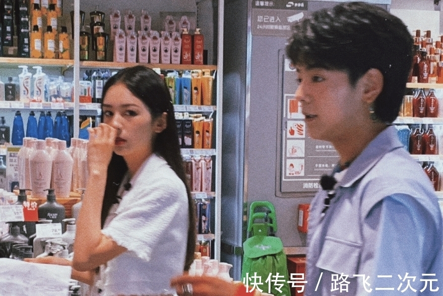 路透|丁真与周也采购后，又被拍到与姚安娜逛超市，两人体型差以为看错