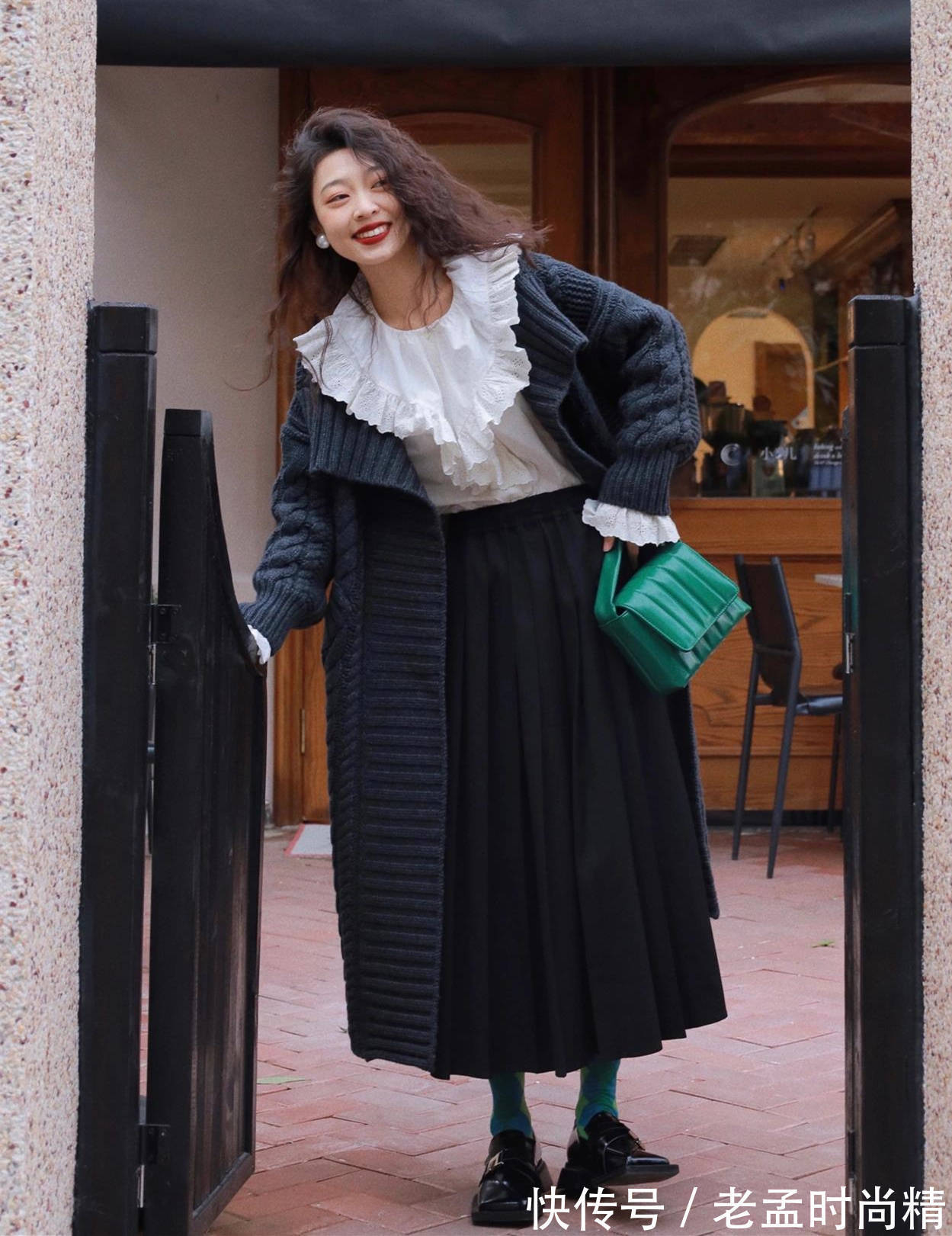 穿搭 半身裙下面不一定配高跟鞋,今年流行这样穿