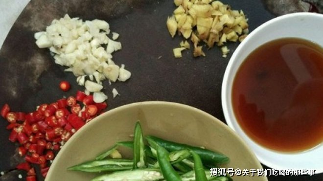 技巧|腌韭花酱的季节到了,记住一个技巧,放一年也绿油油的,鲜香不变质