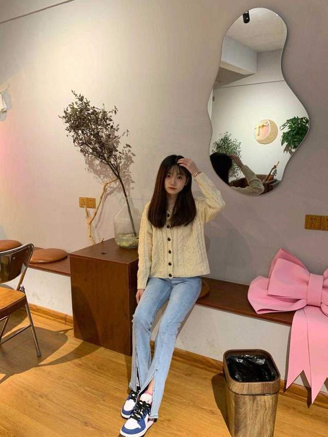 烟管裤|秋天怎么显高?风衣搭配直筒裤子,没想到效果这么好,又飒又美