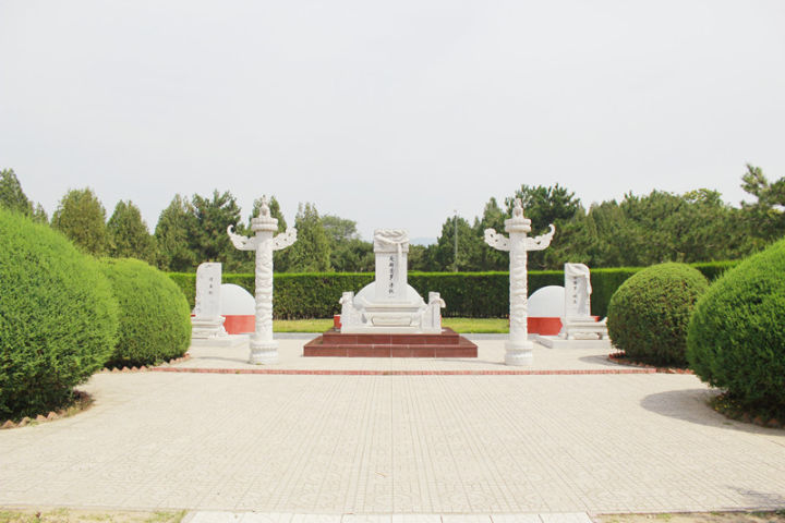 墓地|看了崇祯的墓地,再看溥仪之墓,同为末代皇帝,差距天壤之别!