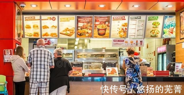 牛肉|鸡肉、生菜、面包都很有营养，为何叠在一起，变成汉堡就不健康了！