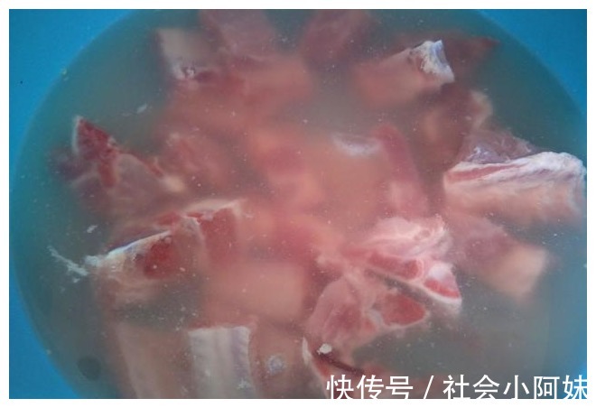 排骨米饭|好吃的排骨米饭，用电饭煲就能做，肉质软嫩米饭香，看着都流口水