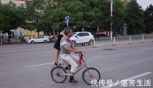 宝妈|幼儿园放学,谁来接送孩子能说明很多问题,你家是谁负责?