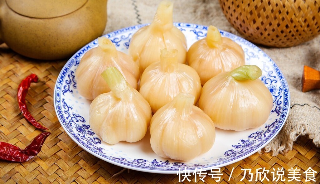 大蒜里倒入雪碧，原来饭店是如此腌糖蒜的，脆爽可口，好吃不腻