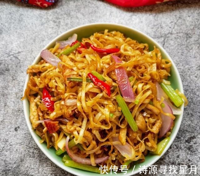 一溪月|芹菜肉丝炒面，油润鲜香，好吃极了！