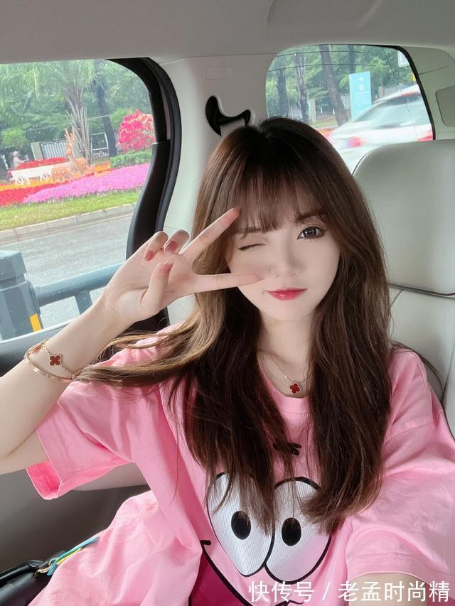 美女 大家喜欢女人的浓妆吗?美女粉色T恤搭配披肩长发,也挺好看的