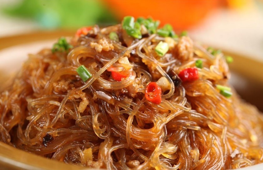 59岁大厨说:炒粉丝时,别焯水后就炒!少了这1步,粉丝肯定粘锅