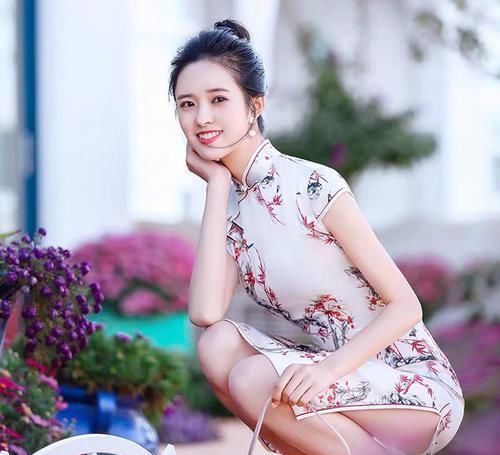 美女|现代旗袍风格依旧,但表面光影已经被美女融合