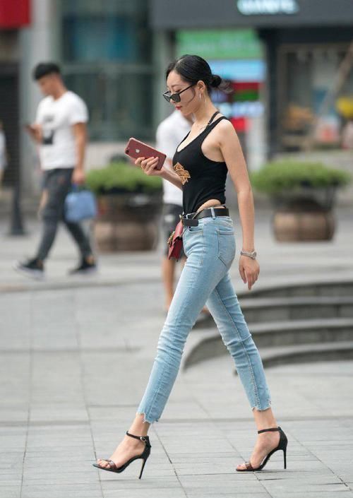 最近火了一种穿法,叫“上面泳衣,下面超短裤”,很洋气