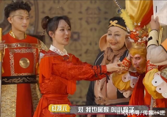 猪八戒|六小龄童再演美猴王，气喘吁吁仍不忘关注扮相，杨紫杨迪感动哭了